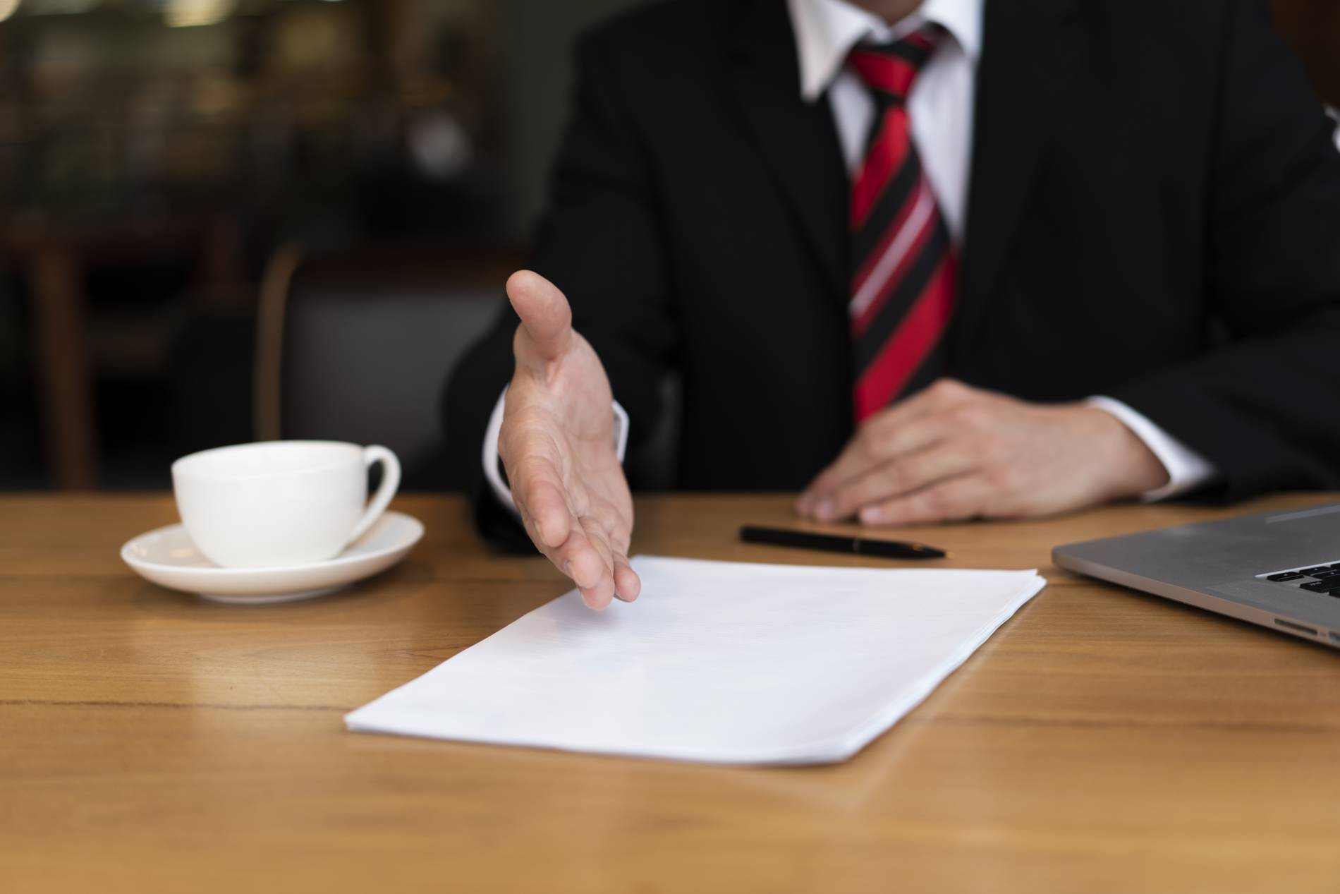 businessman-presenting-his-deal-office_1900x1267