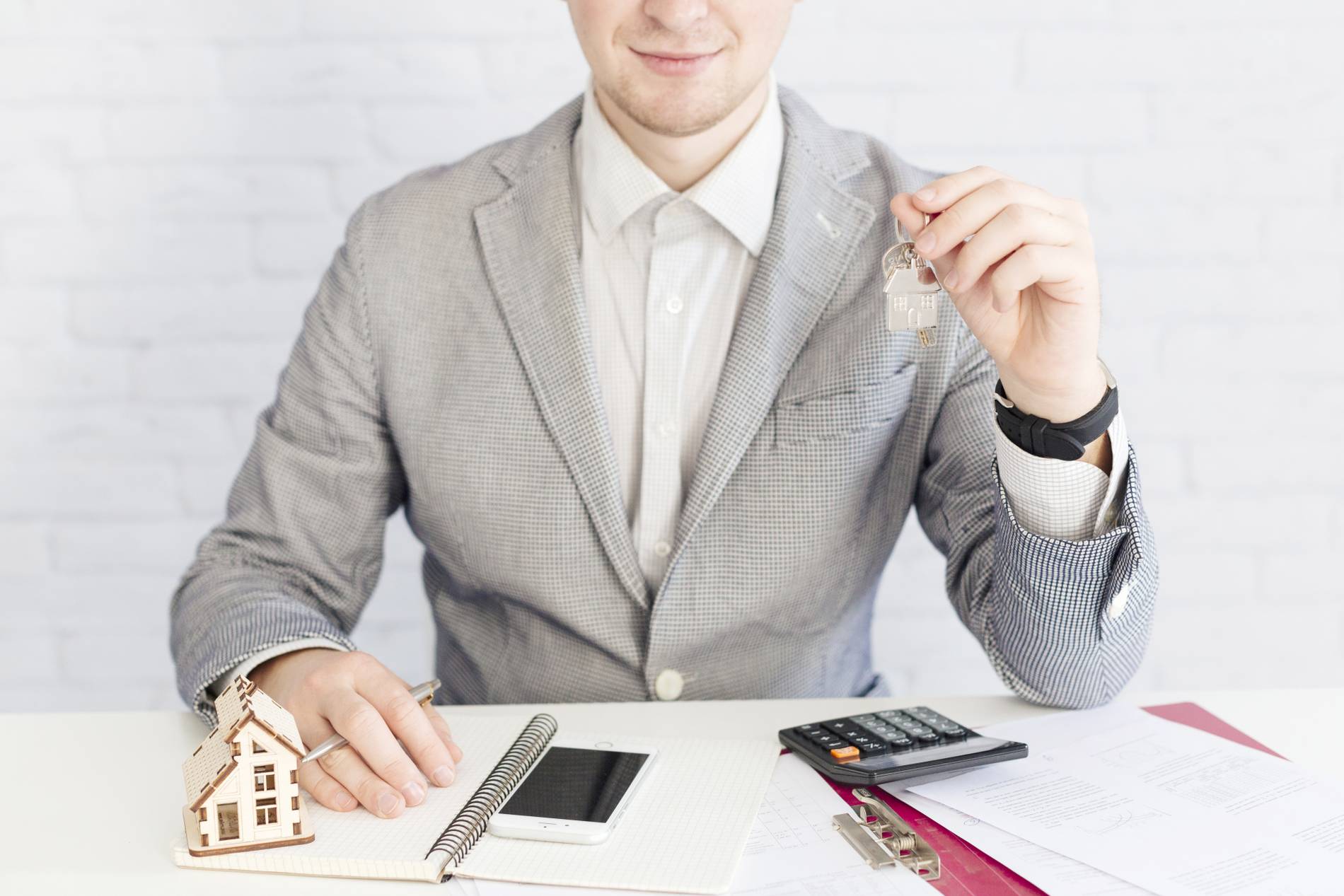 smiling-agent-giving-keys_1900x1267